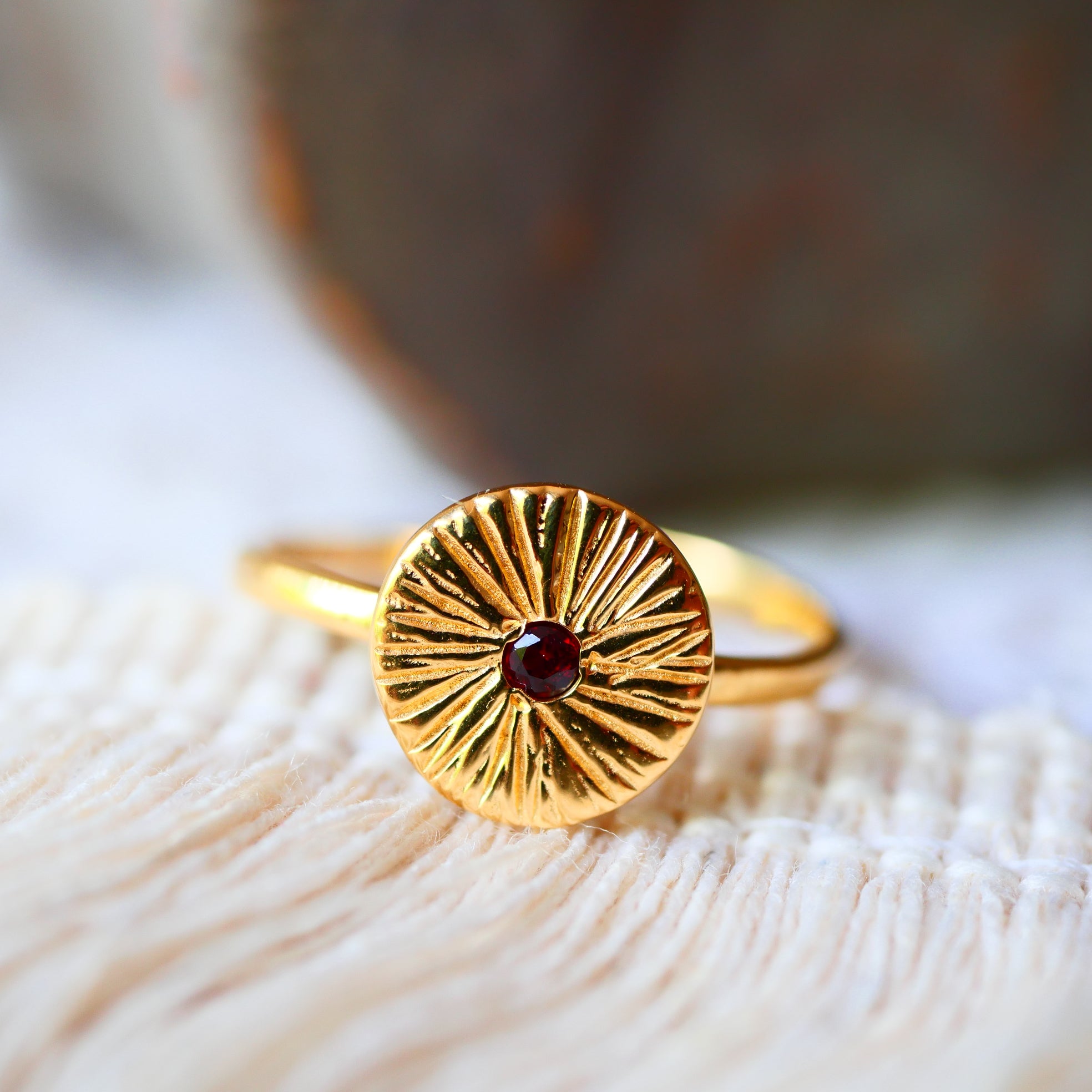 Bague RAVI en laiton doré avec grenat naturel et symbole soleil – Ginandger
