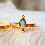 Bague SOMA en laiton doré avec labradorite naturelle solitaire – Ginandger
