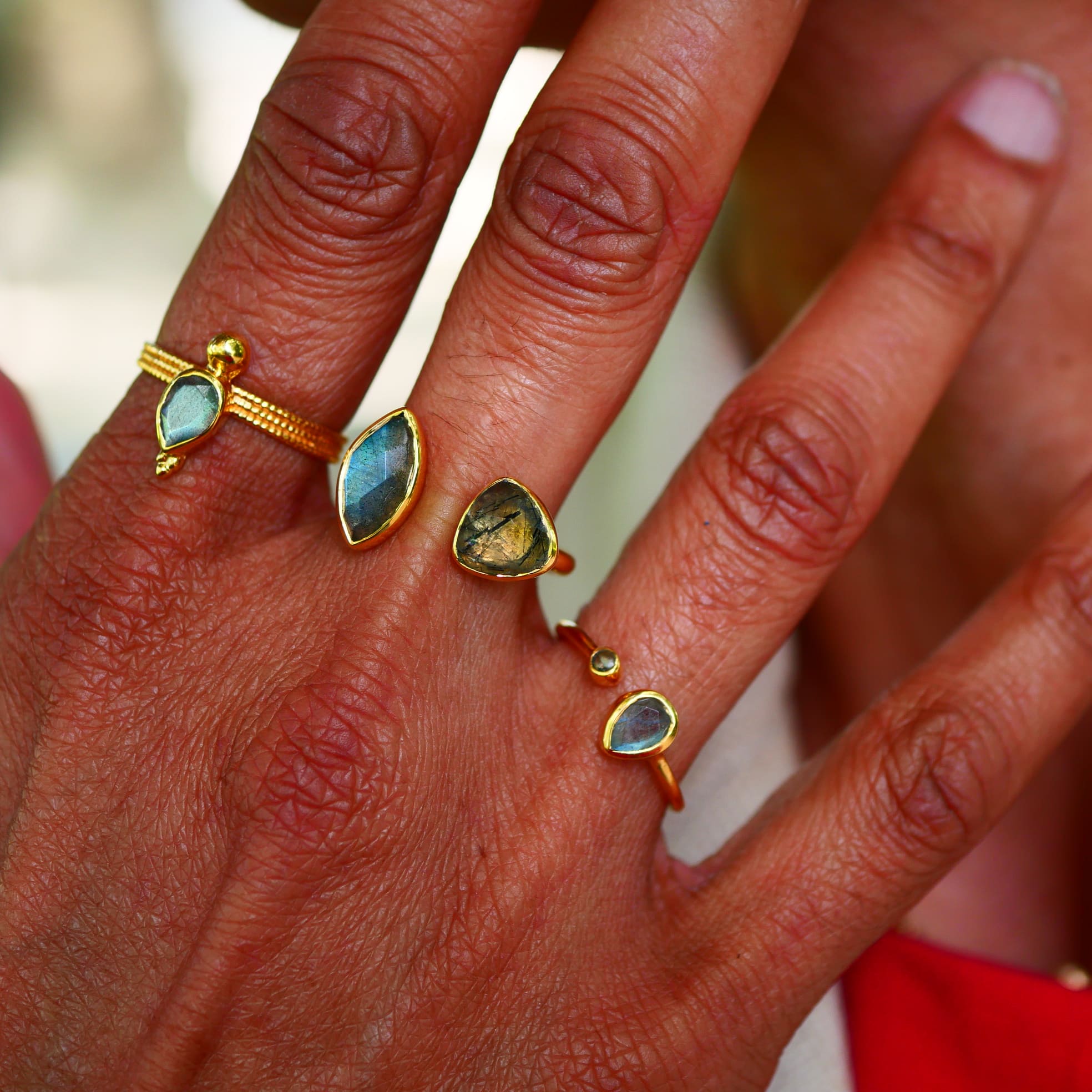 Détail de la bague SOMA Labradorite portée – reflets irisés, collection Indra Ginandger
