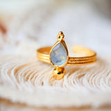 Bague SOMA en laiton doré avec pierre de lune arc-en-ciel naturelle – Ginandger
