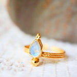 Bague SOMA Pierre de Lune Arc-en-ciel – vue de côté, reflets irisés, laiton doré 2 microns
