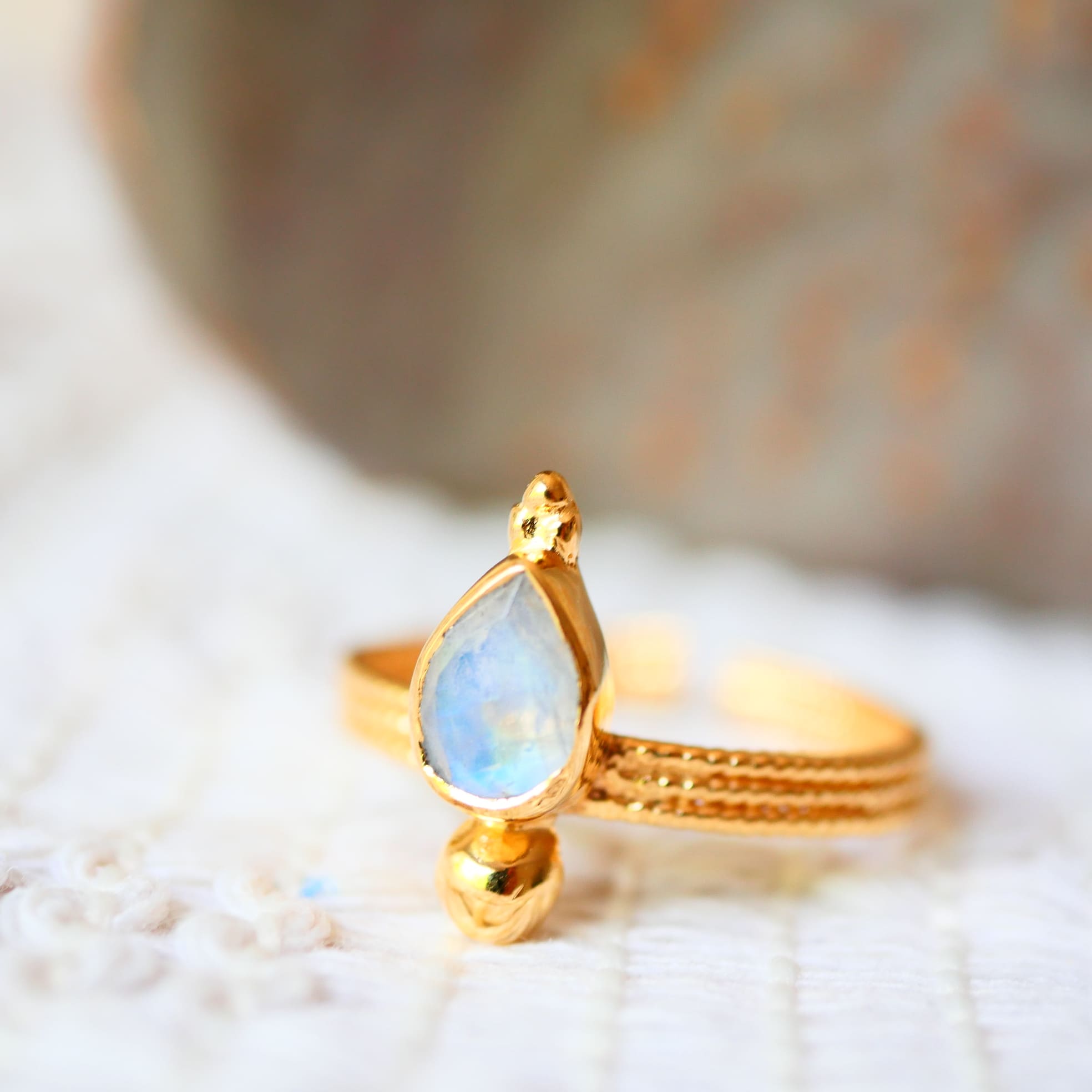 Bague SOMA Pierre de Lune Arc-en-ciel – vue de côté, reflets irisés, laiton doré 2 microns
