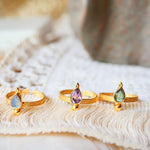 Détail de la pierre de lune arc-en-ciel de la bague SOMA – reflets changeants, collection Indra Ginandger
