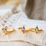 Détail de la pierre de lune arc-en-ciel de la bague SOMA – reflets changeants, collection Indra Ginandger
