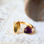 Bague réglable VEDA Améthyste & Quartz Citron sur fond neutre – collection Indra Ginandger
