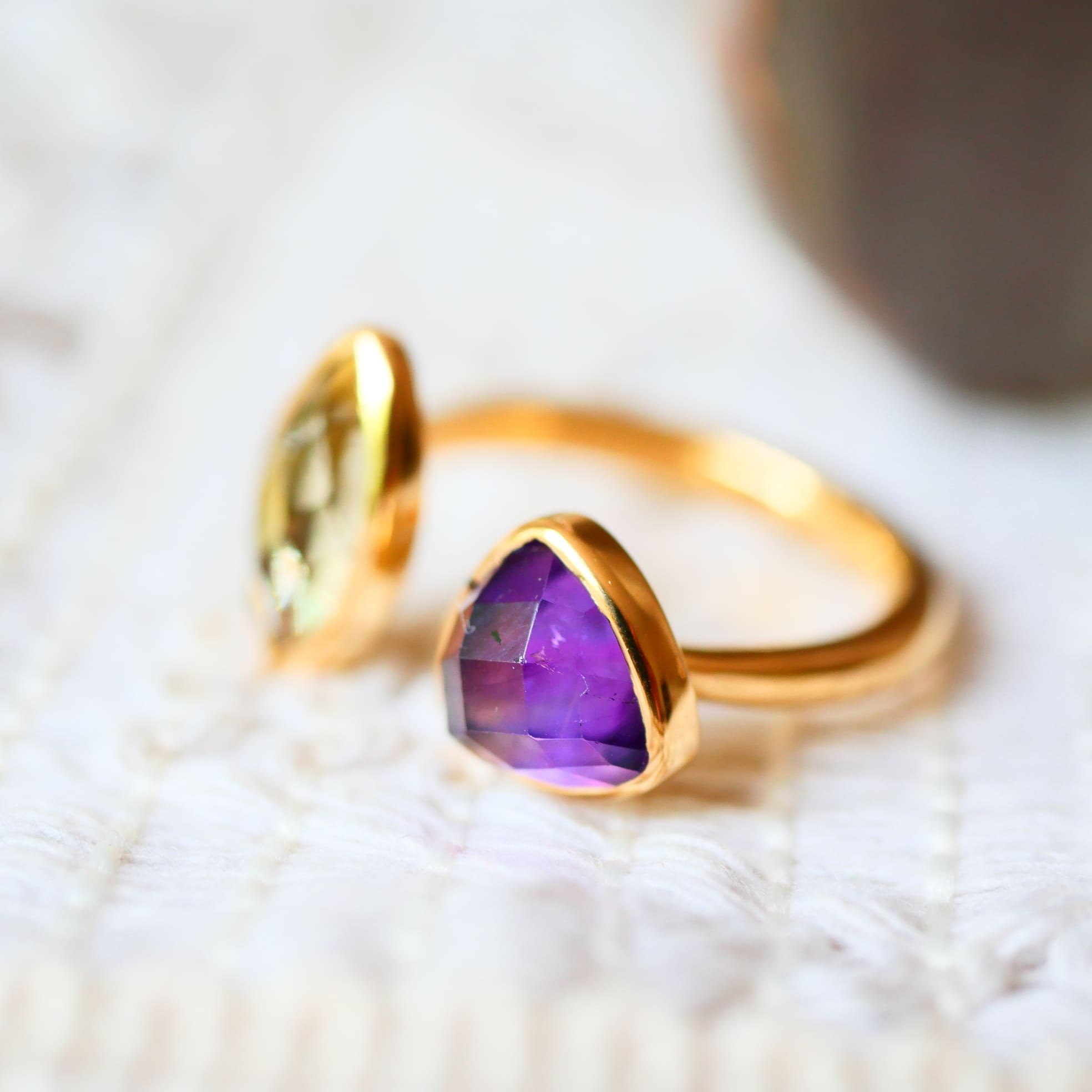 Bague VEDA Améthyste Citron posée sur un decor boheme – bijou lithothérapie sérénité et clarté
