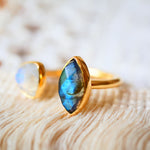 Bague VEDA en laiton doré avec labradorite et pierre de lune arc-en-ciel naturelles – Ginandger
