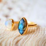 Bague VEDA en laiton doré avec labradorite et pierre de lune arc-en-ciel naturelles – Ginandger
