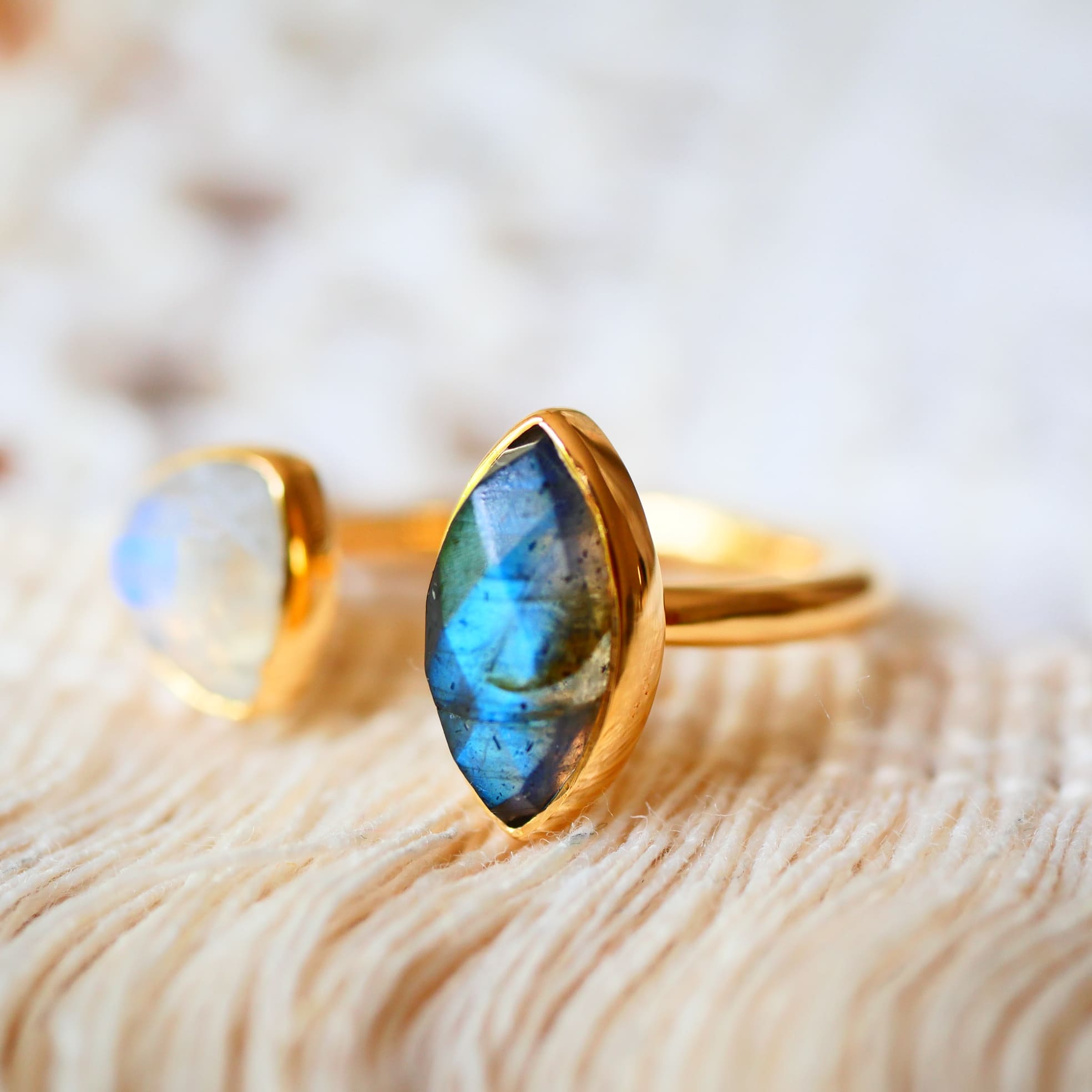 Bague VEDA en laiton doré avec labradorite et pierre de lune arc-en-ciel naturelles – Ginandger
