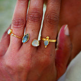 Détail de la bague VEDA portée – labradorite et pierre de lune arc-en-ciel, collection Indra Ginandger
