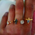 Bague VEDA Labradorite & Pierre de Lune portée à la main – bijou lithothérapie intuition
