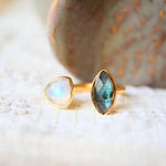 Bague VEDA Labradorite & Pierre de Lune Arc-en-ciel – vue de côté, laiton doré 2 microns
