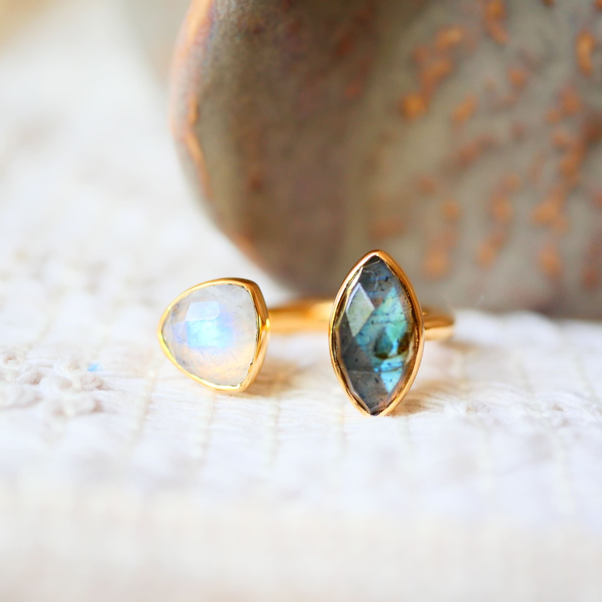 Bague VEDA Labradorite & Pierre de Lune Arc-en-ciel – vue de côté, laiton doré 2 microns
