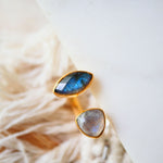 Bague VEDA Labradorite Lune – détail reflets irisés des pierres naturelles – Ginandger
