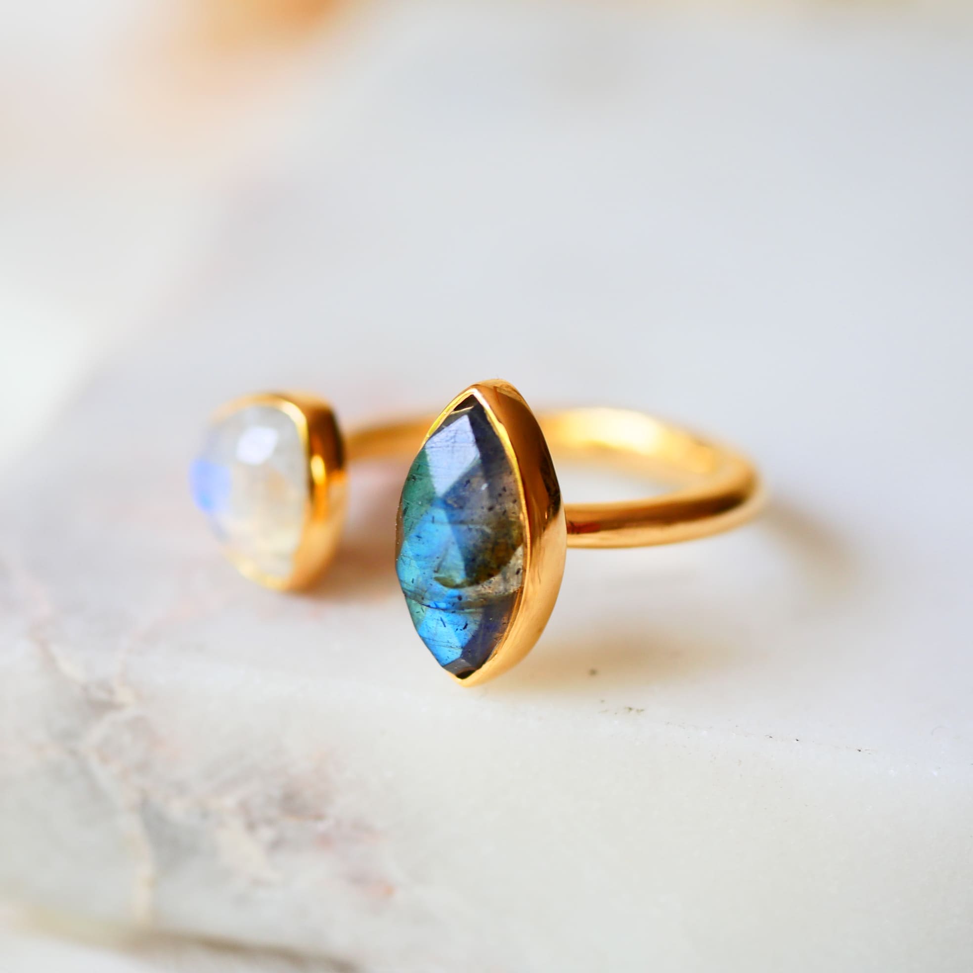 Bague réglable VEDA Labradorite & Pierre de Lune – collection Indra Ginandger

