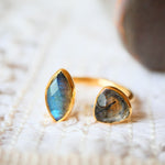 Bague VEDA en laiton doré avec quartz rutile noir et labradorite naturelle – Ginandger
