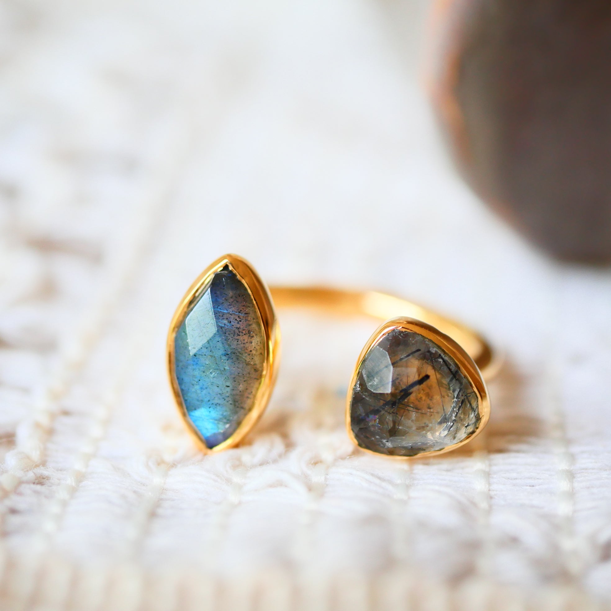 Bague VEDA en laiton doré avec quartz rutile noir et labradorite naturelle – Ginandger
