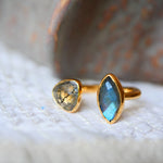 Bague VEDA Quartz Rutile & Labradorite – vue de côté, laiton doré 2 microns – Ginandger

