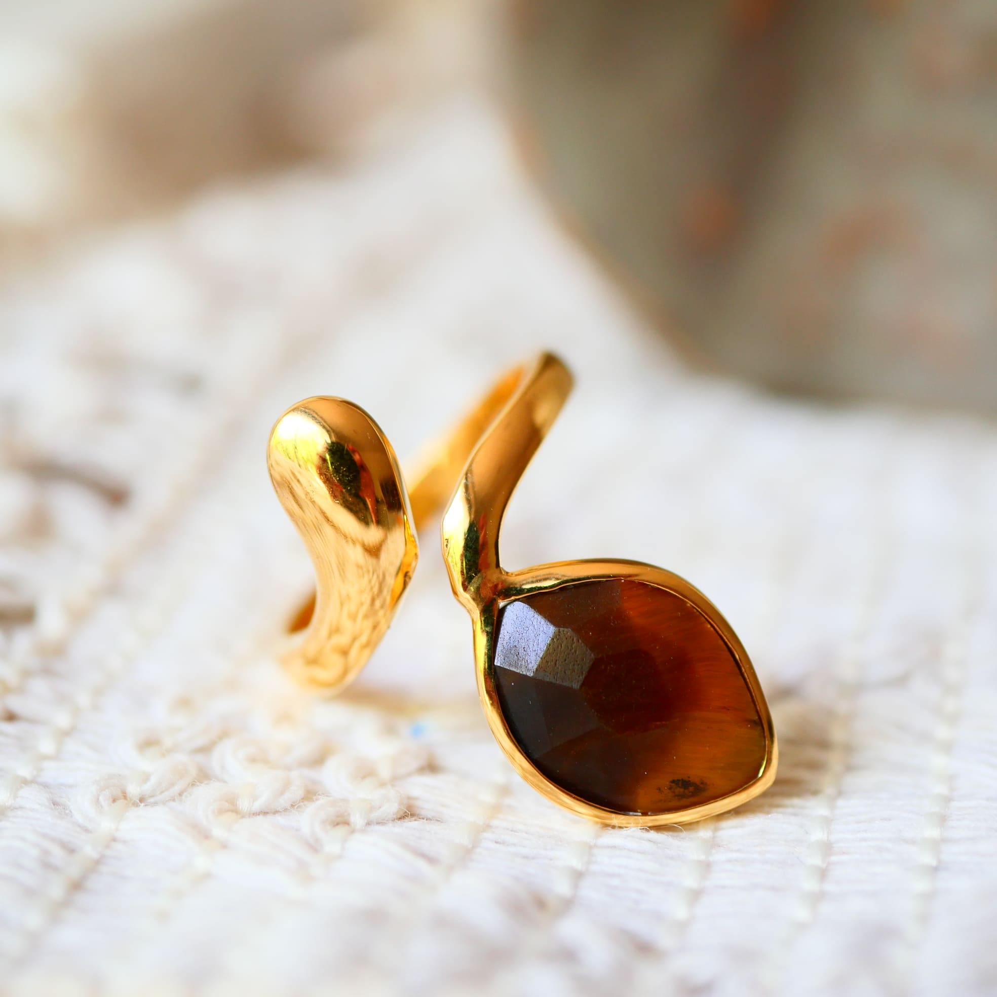 Bague VIKRAM en laiton doré avec œil de tigre naturel imposant – Ginandger
