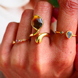 Détail de la bague VIKRAM portée – œil de tigre naturel, collection Indra Ginandger
