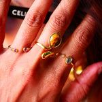 Bague VIKRAM Œil de Tigre portée à la main – bijou lithothérapie courage et confiance
