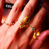 Bague VIKRAM Œil de Tigre portée à la main – bijou lithothérapie courage et confiance
