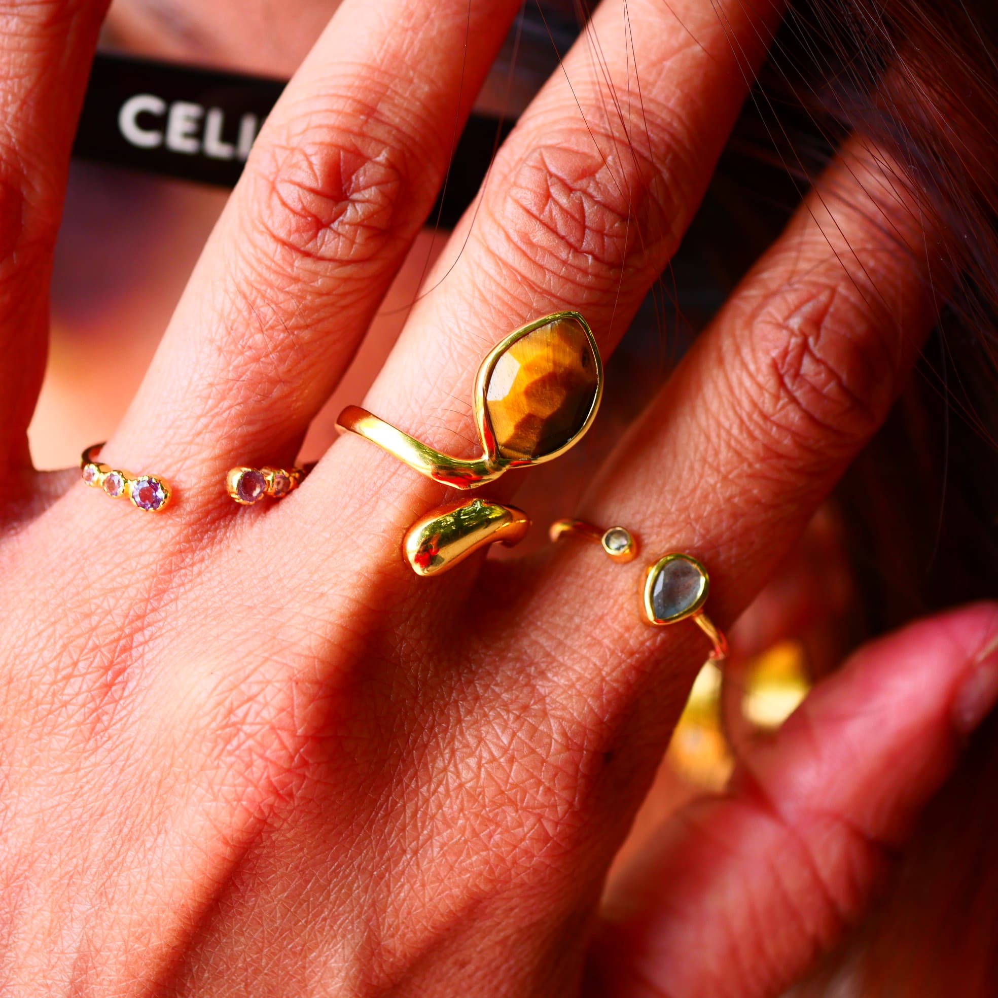 Bague VIKRAM Œil de Tigre portée à la main – bijou lithothérapie courage et confiance
