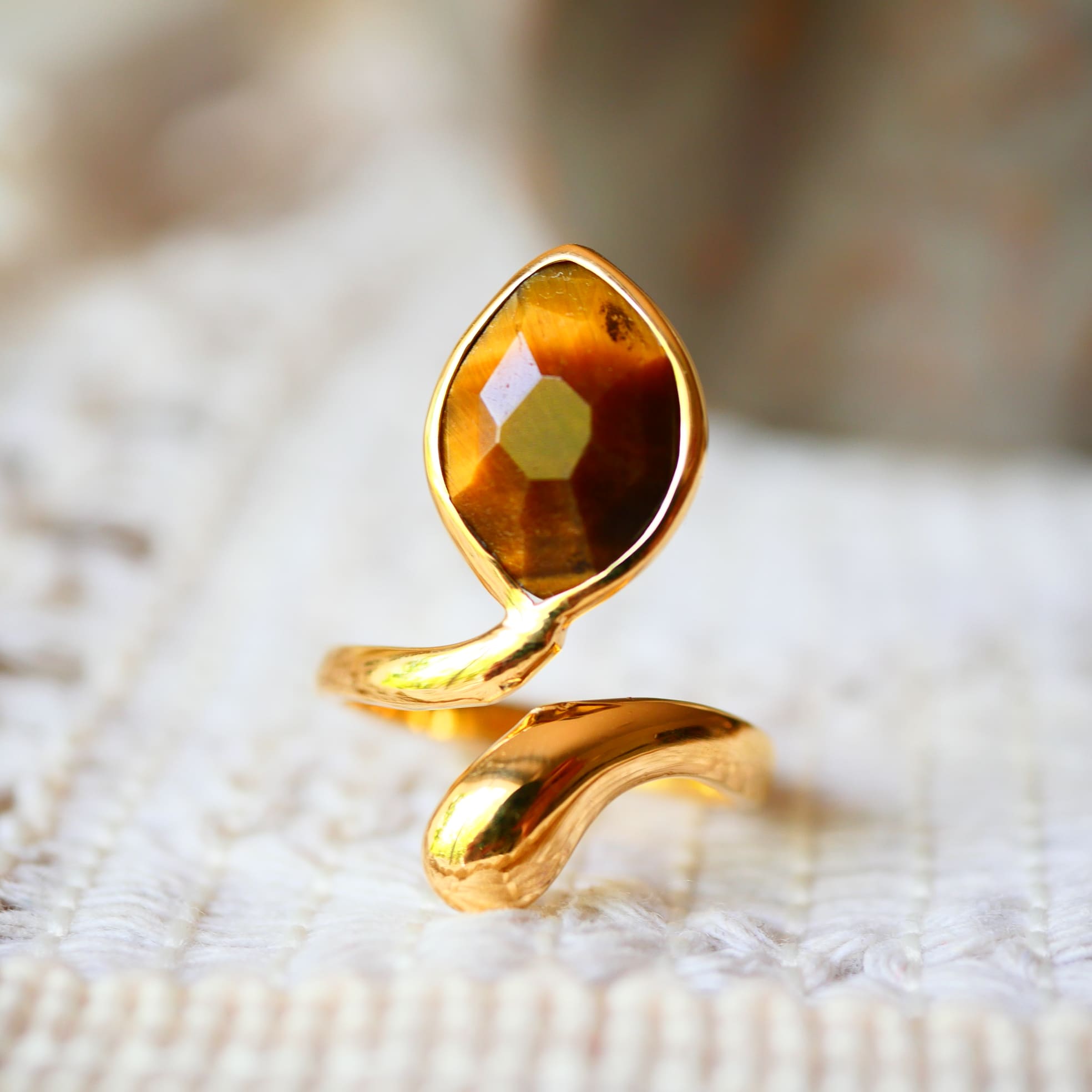 Bague VIKRAM Œil de Tigre – vue de côté, laiton doré 2 microns – Ginandger

