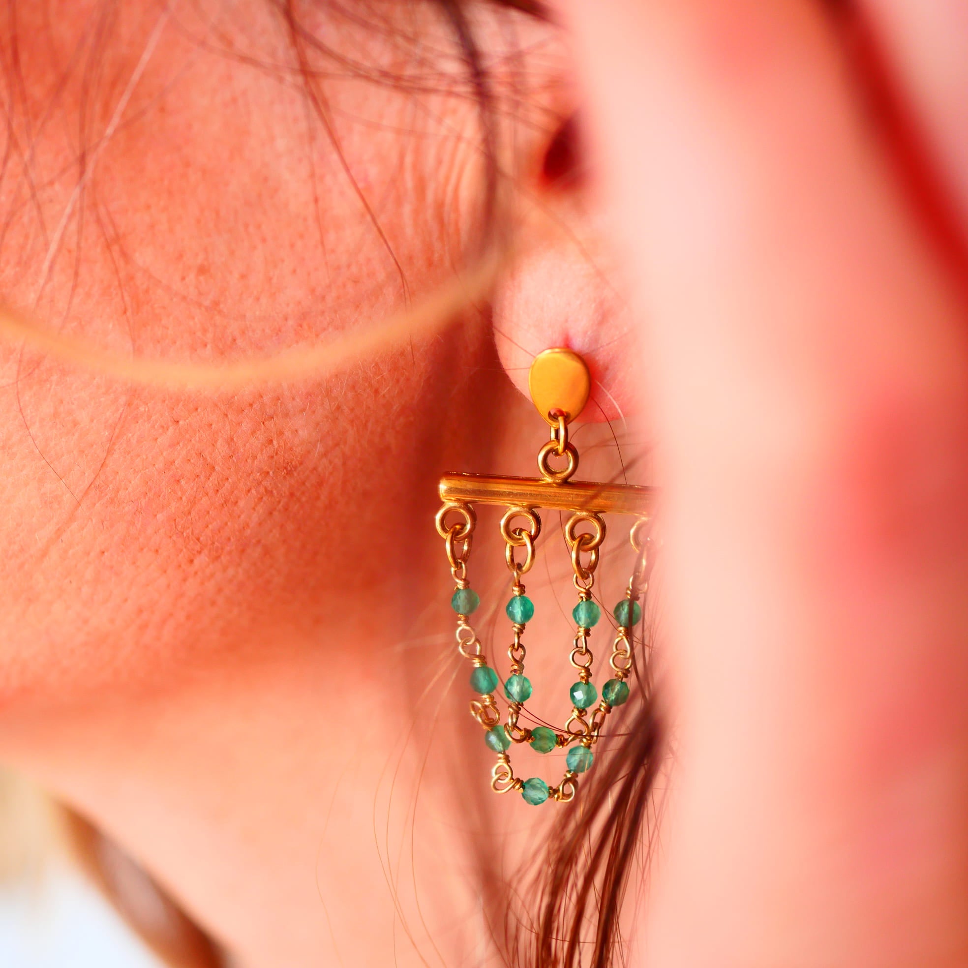 Boucles Aranya onyx vert portées — bijou lithothérapie artisanal Paris
