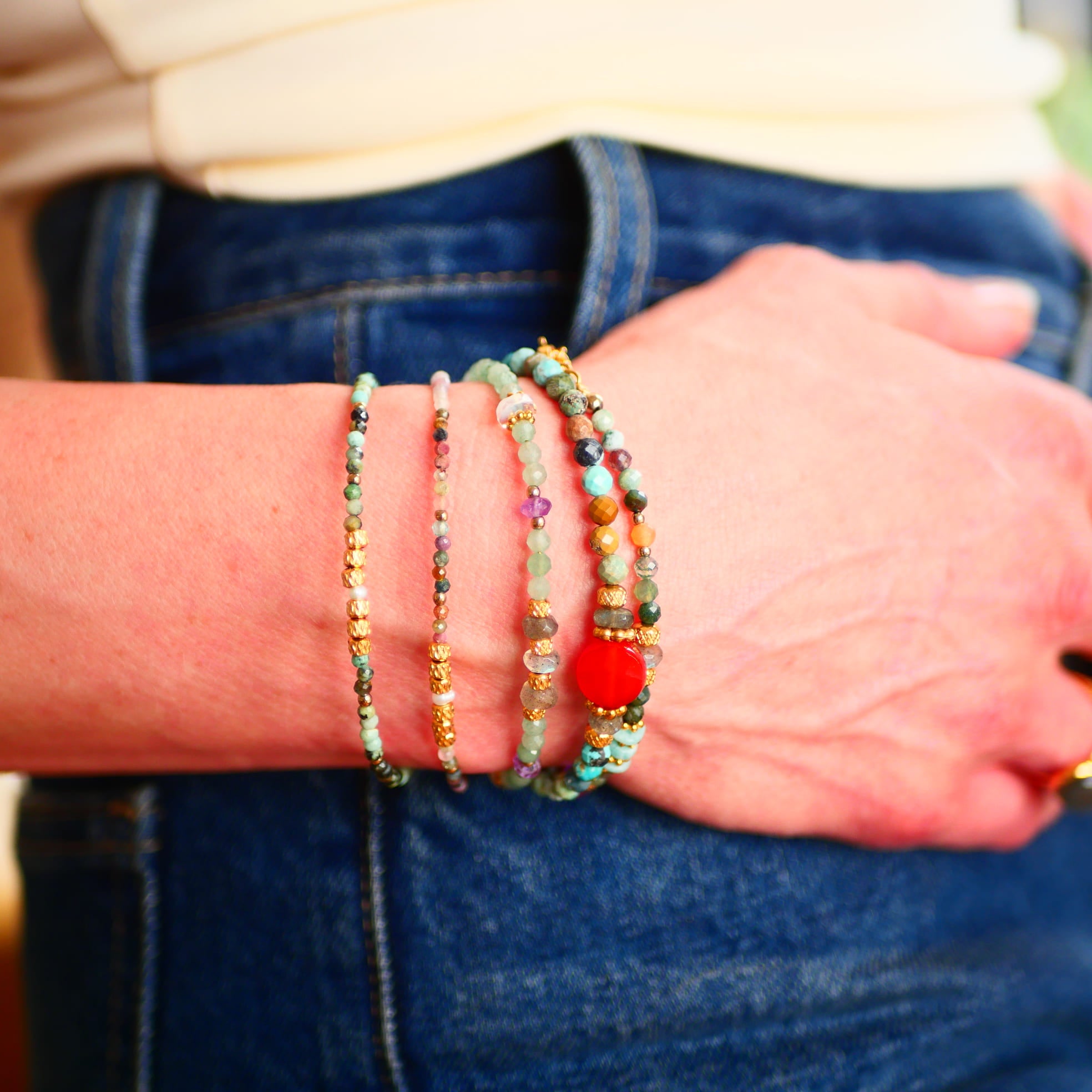 Détail bracelet Aabha — perles turquoise naturelle, bijou pierre lithothérapie Ginandger
