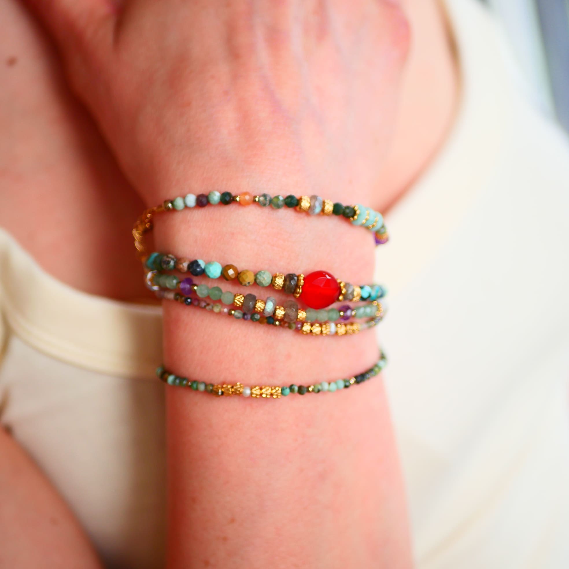 Bracelet Aabha turquoise porté — éclat et créativité, bijou lithothérapie Ginandger
