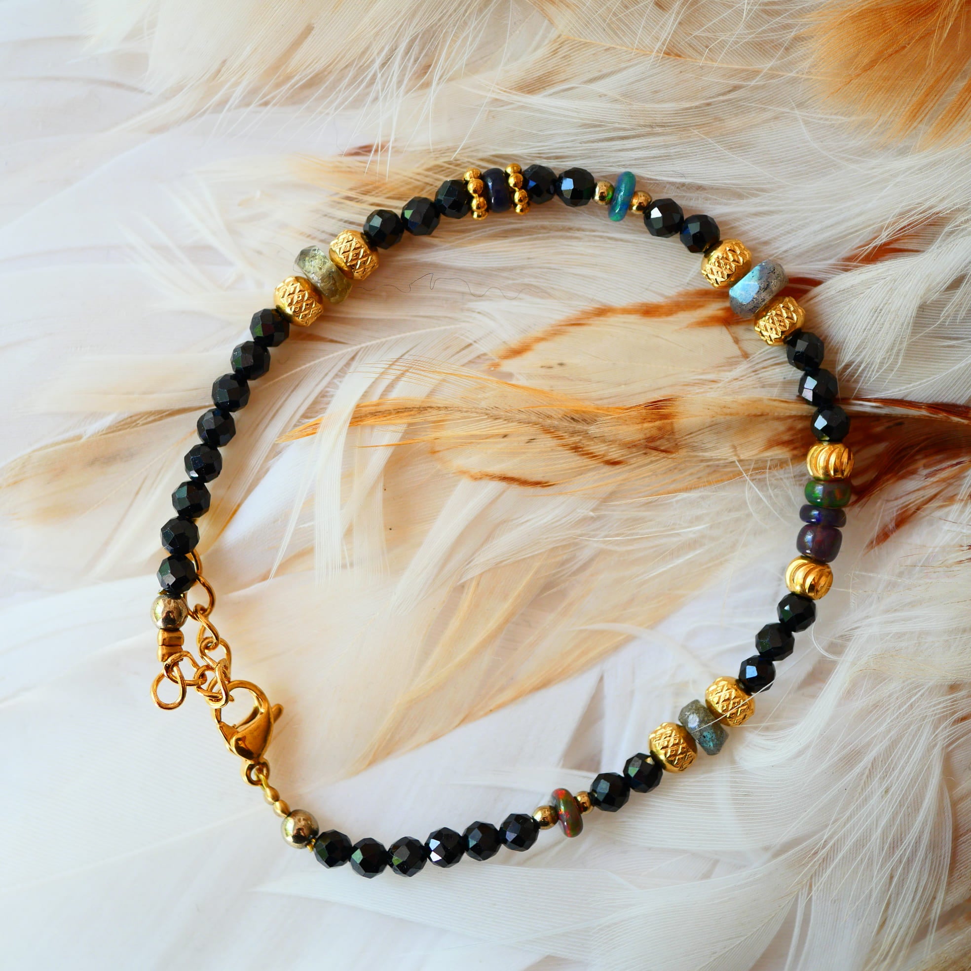 Bracelet Gahan en spinelle naturel — bijou pierre naturelle mystère et profondeur Ginandger
