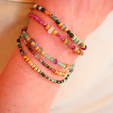 Bracelet Pallav tourmaline porté — bijou lithothérapie féminité artisanal Paris
