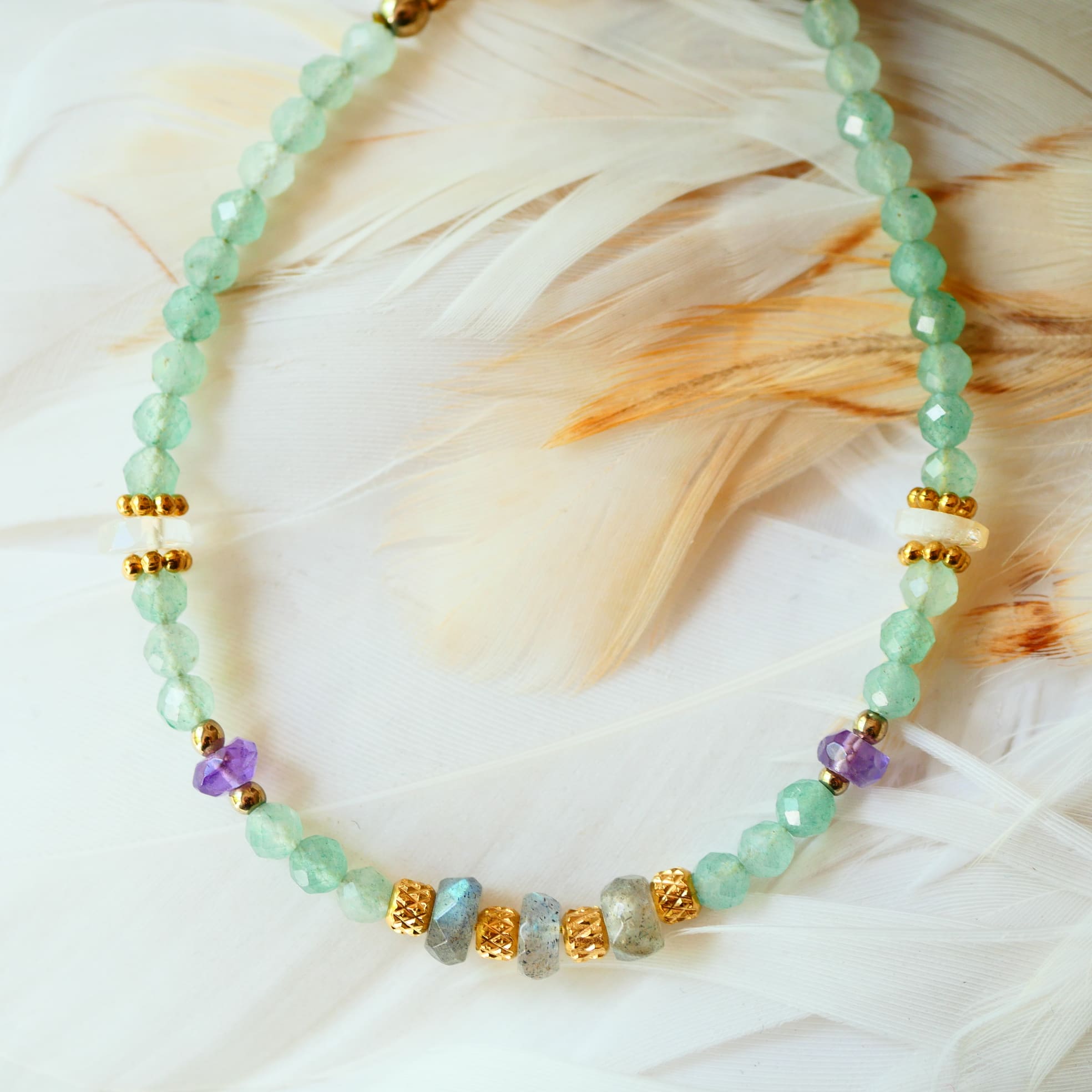 Détail bracelet Smriti aventurine naturelle — perles pierre bijou artisanal Paris
