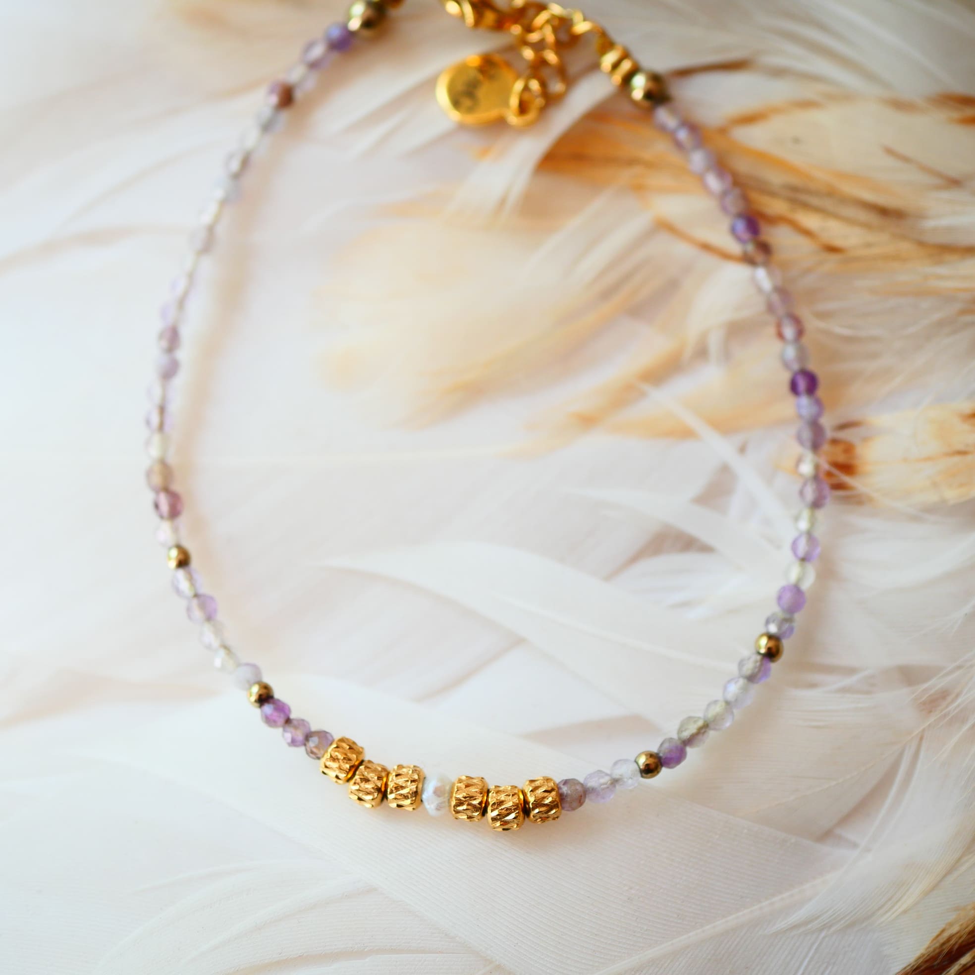 Bracelet Svara — version amethyste, bijou pierre naturelle artisanal Ginandger
