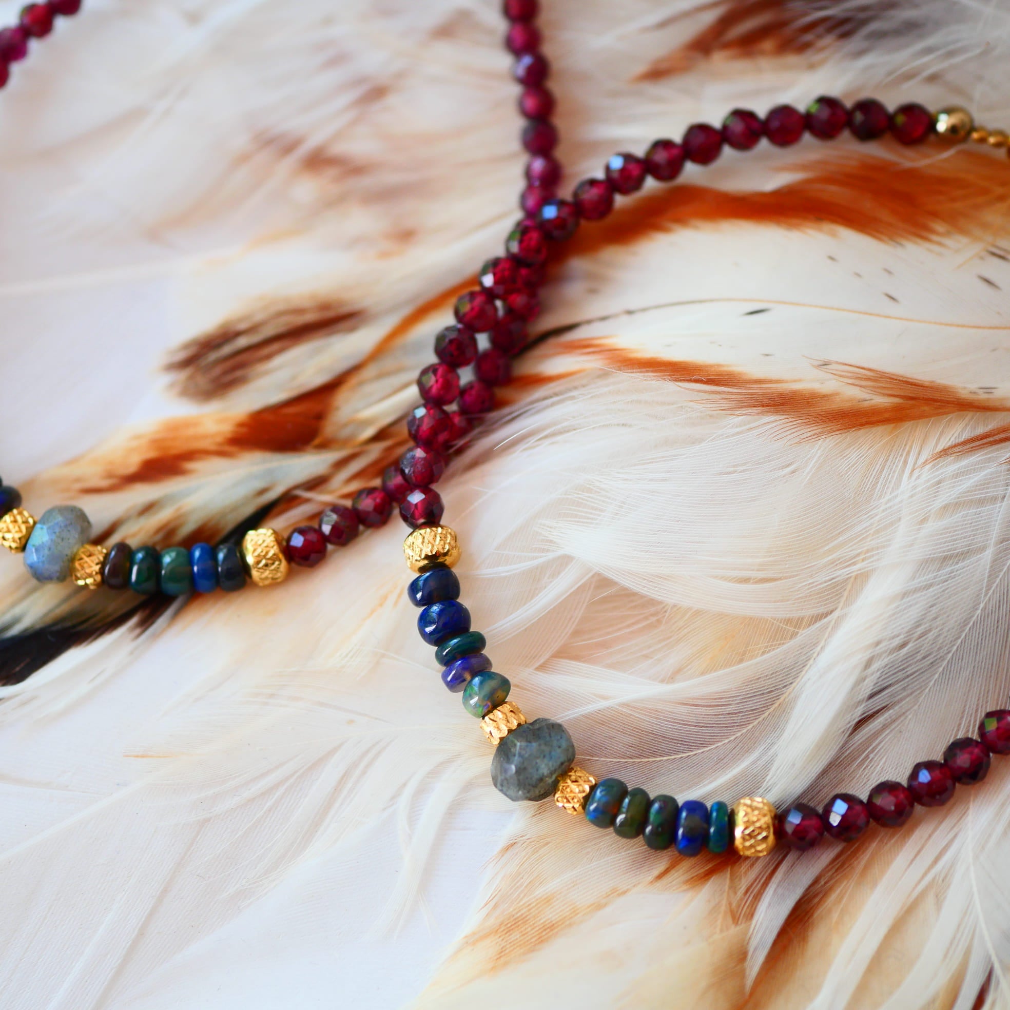 Bracelet Tamas grenat — détail perles pierre naturelle rouge profond Ginandger
