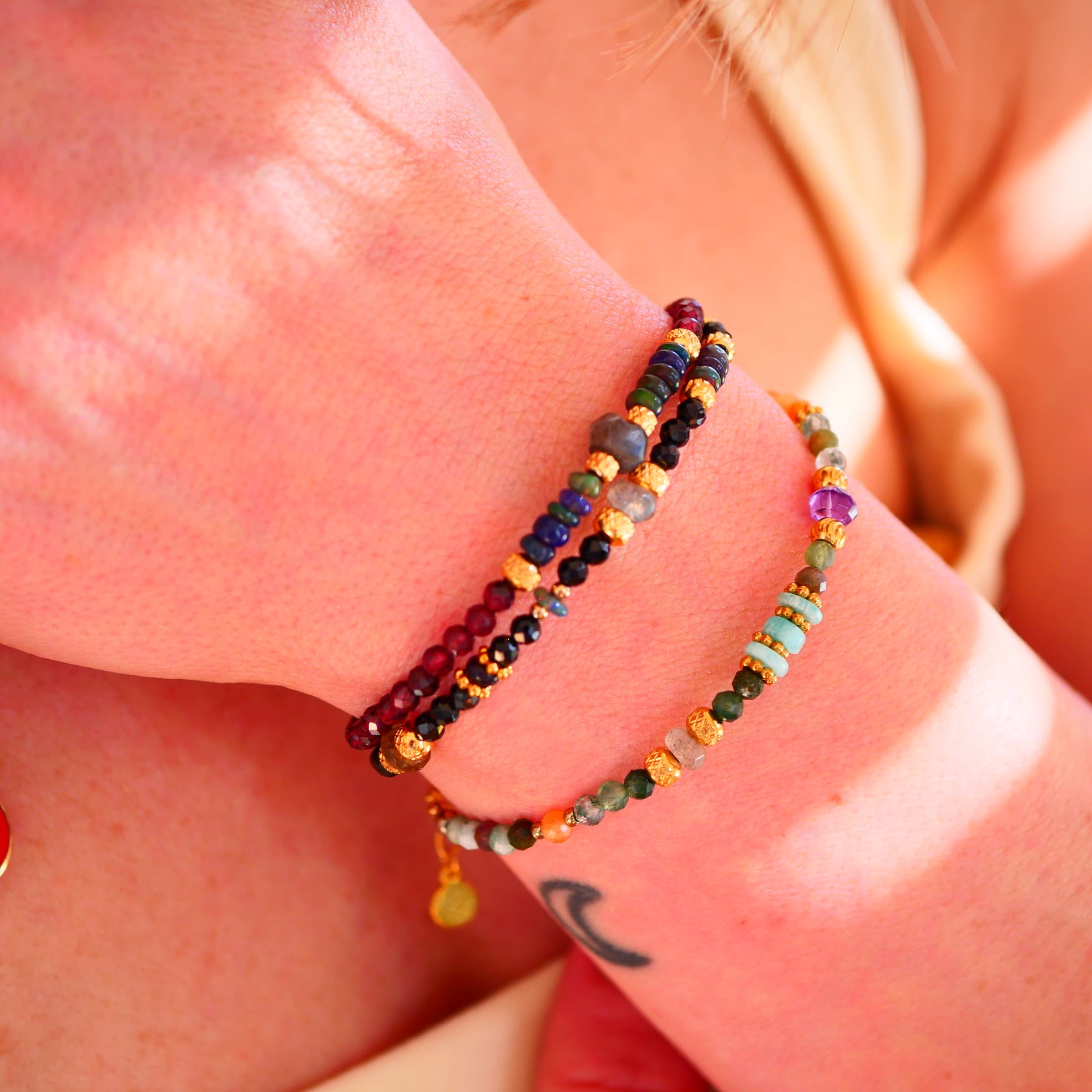 Bracelet Tamas grenat porté — bijou lithothérapie protection artisanal Ginandger
