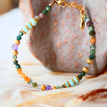 Détail bracelet Utsav — pierres naturelles multicolores, bijou artisanal Paris
