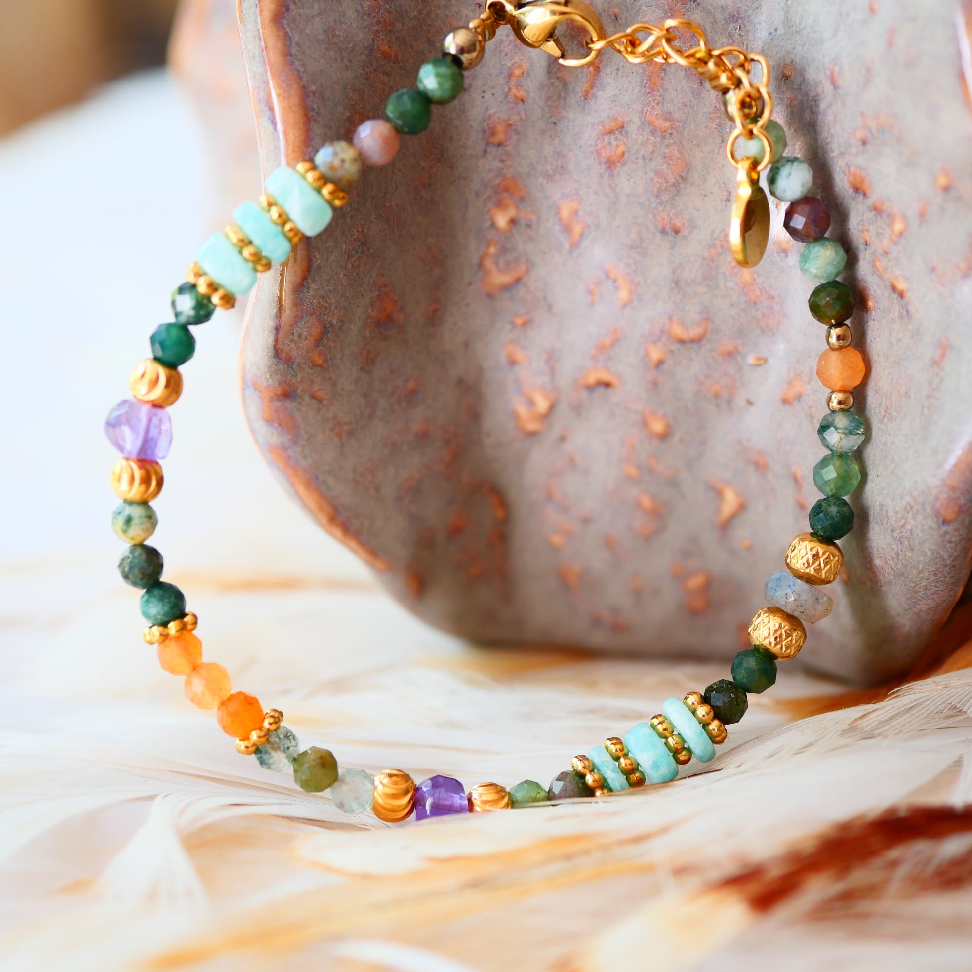 Détail bracelet Utsav — pierres naturelles multicolores, bijou artisanal Paris
