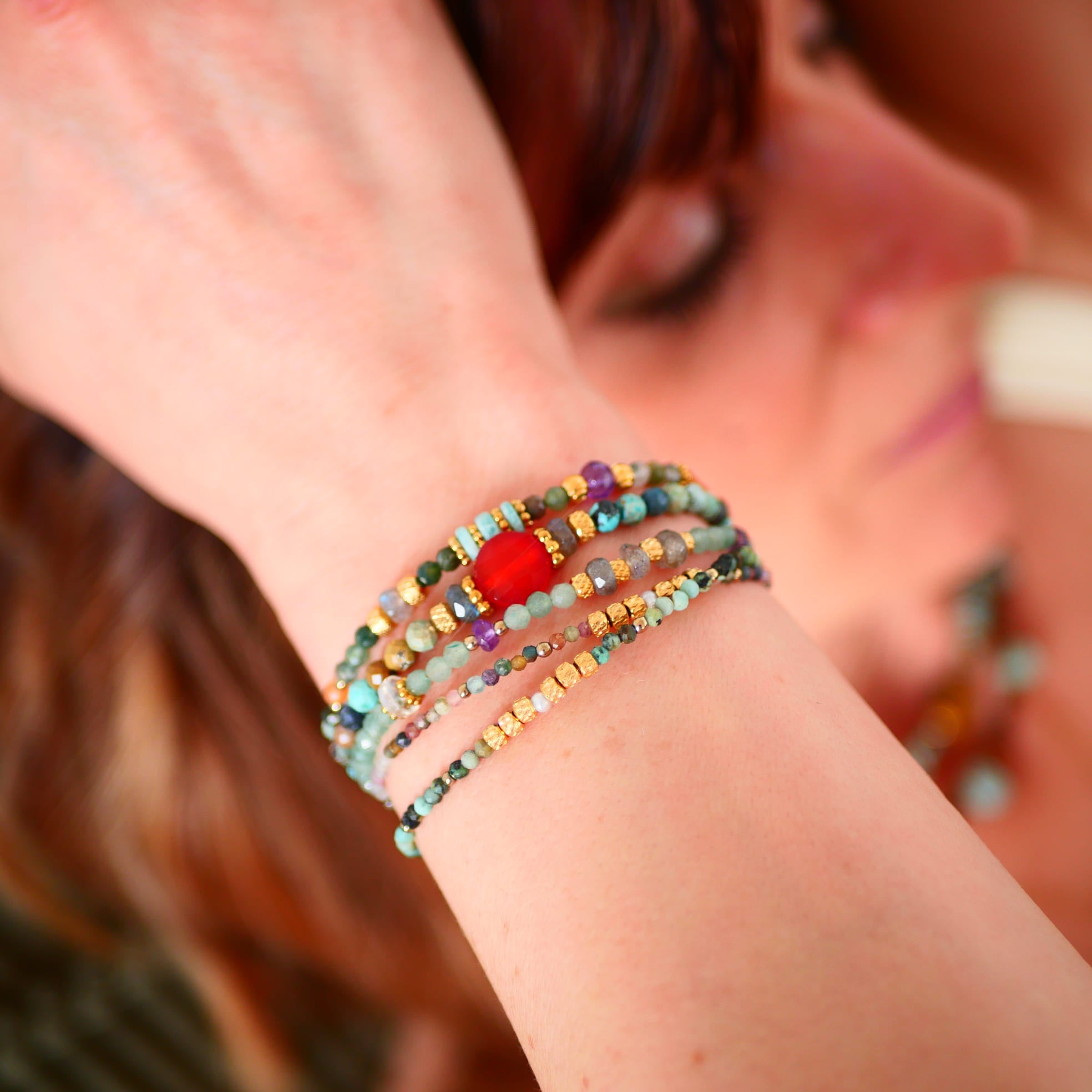 Bracelet Utsav multipierre porté — bijou lithothérapie artisanal Ginandger
