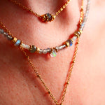 Collier Chandra en situation – labradorite intuition et opale blanche lumière, pierres naturelles
