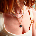 Collier Chandra – détail fermoir et pierres labradorite opale blanche, Ginandger Paris
