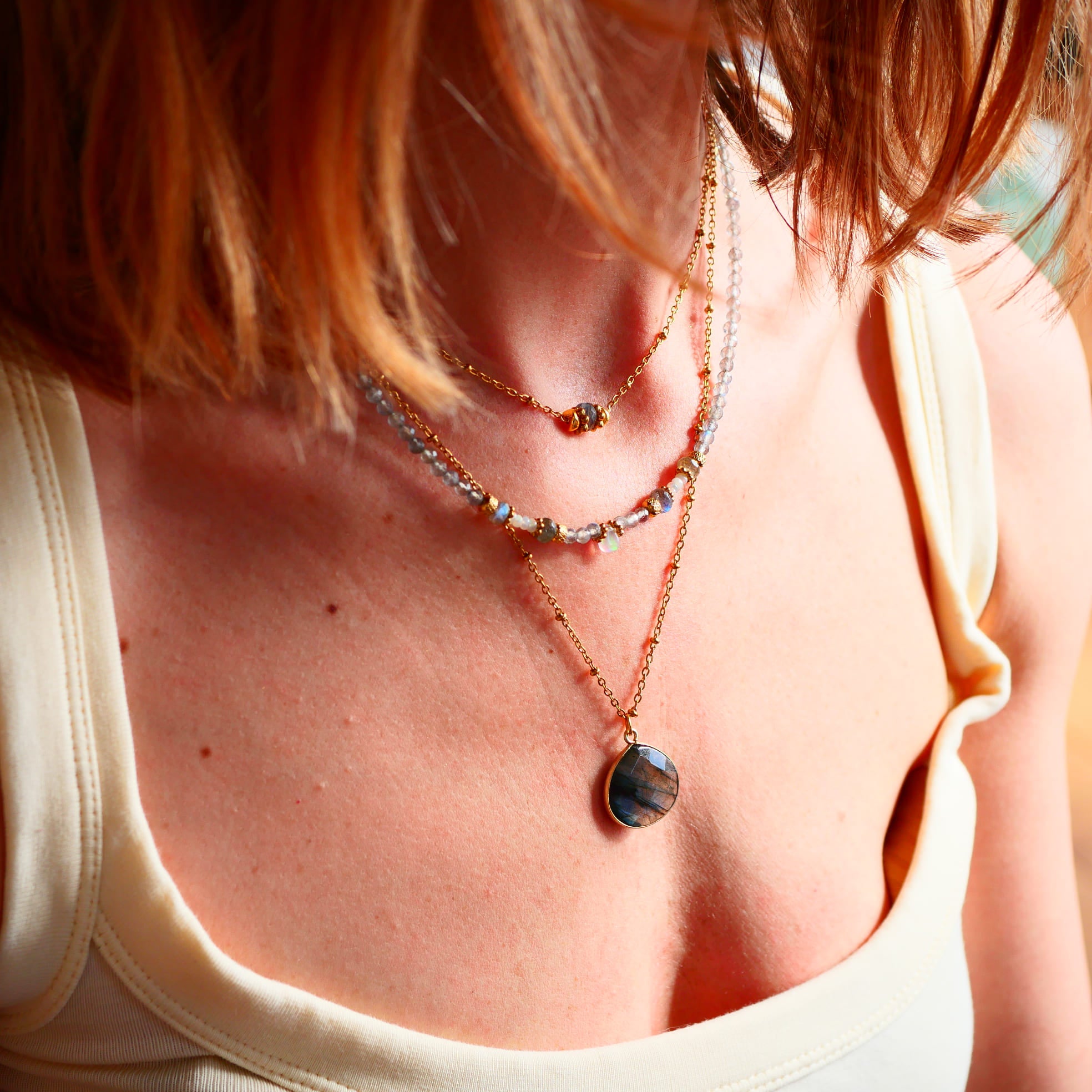 Collier Chandra – détail fermoir et pierres labradorite opale blanche, Ginandger Paris
