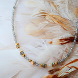 Collier Chandra détail – perles labradorite et opale blanche, bijou artisanal pierres naturelles
