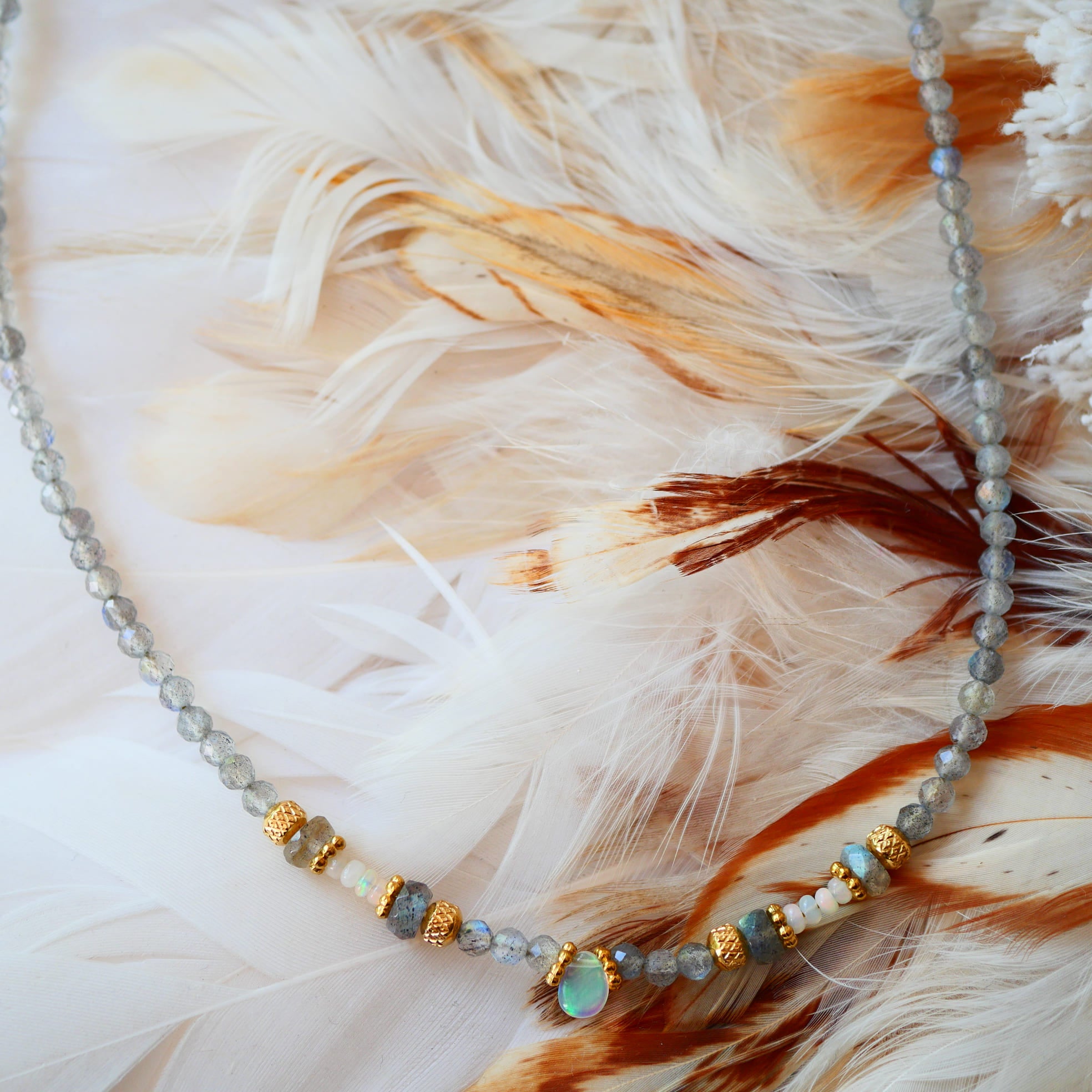 Collier Chandra – labradorite et opale blanche naturelles, bijou lithothérapie Ginandger
