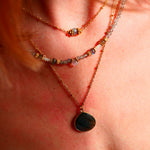 Collier Chandra porté au cou – labradorite reflets et opale blanche, bijou intention Ginandger
