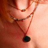 Collier Chandra porté au cou – labradorite reflets et opale blanche, bijou intention Ginandger
