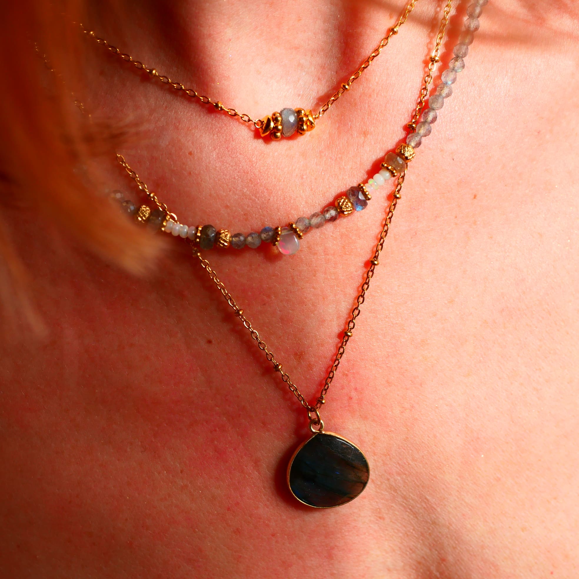 Collier Chandra porté au cou – labradorite reflets et opale blanche, bijou intention Ginandger
