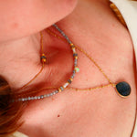 Collier Chandra porté décolleté – labradorite et opale blanche naturelles, lithothérapie Paris

