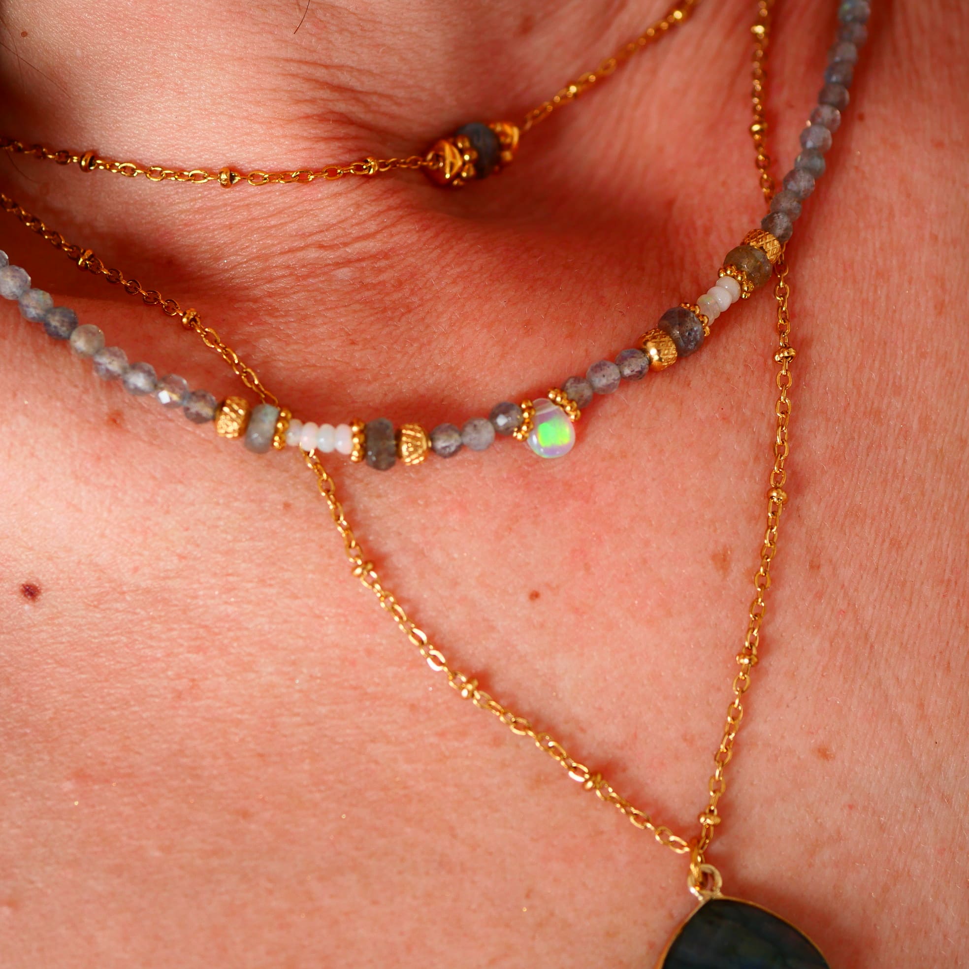 Collier Chandra porté – labradorite et opale blanche, bijou pierres naturelles Paris
